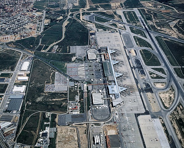 Vista a&egrave;ria de Sant Cosme i de part de l'aeroport